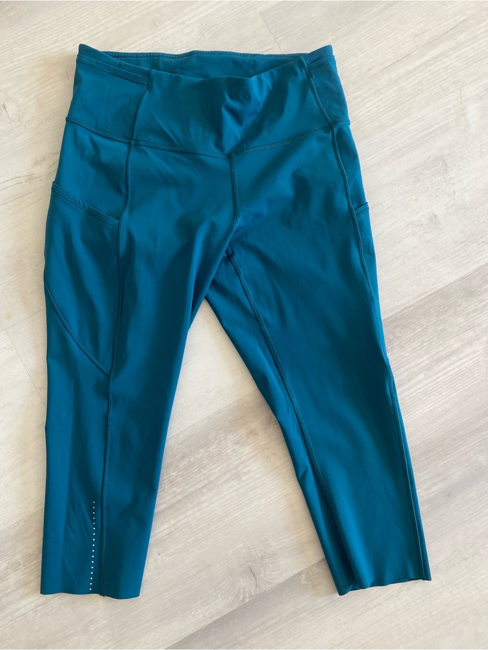 Nulux fast and free 19inch LULULEMON teal athletics leggings. Size 8.